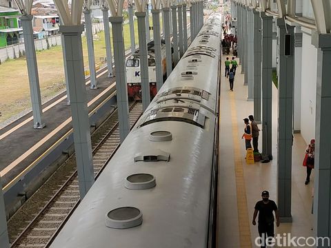 Suasana warga saat ikut uji coba Kereta Garut-Cibatu.