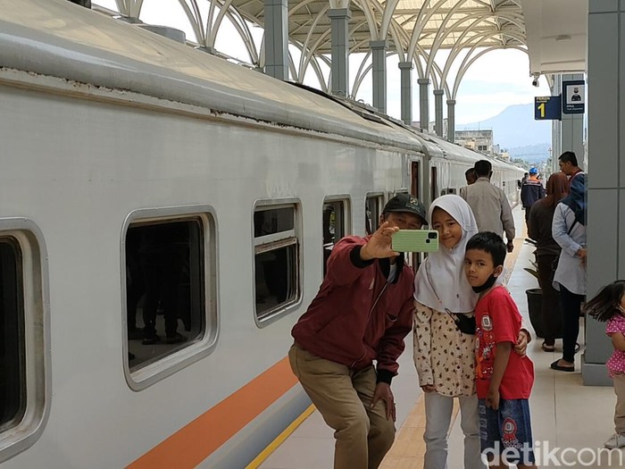 Suasana warga saat ikut uji coba Kereta Garut-Cibatu.
