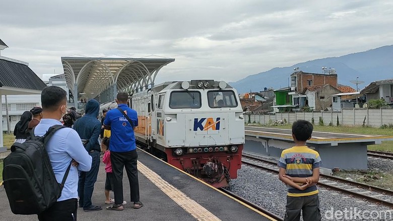 Suasana warga saat ikut uji coba Kereta Garut-Cibatu. Suasana warga saat ikut uji coba Kereta Garut-Cibatu.