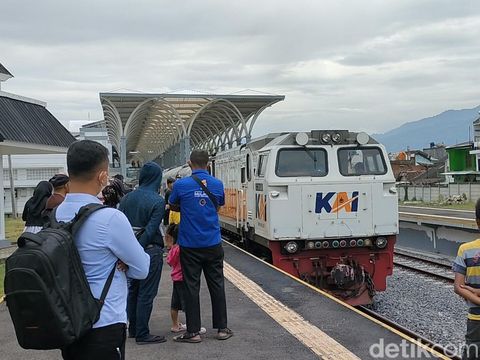 Suasana warga saat ikut uji coba Kereta Garut-Cibatu.