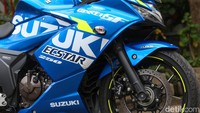 Di bagian depan Gixxer SF 250 ini mengandalakan sok depan model teleskopik yang tebal as-nya dan asyik karakternya. Selain itu, ada juga rem cakram yang dijepit oleh kaliper dari Bybre. Rem ini tertanam di pelek berukuran 17 inci.  Foto: Grandyos Zafna