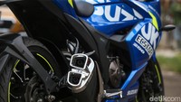 Di belakang, Suzuki menanamkan pelek berukuran 17 inci dengan balutan ban ukuran 150 profil 60. Selain itu, Suzuki juga mengandalkan sok tunggal yang nge-link lengan ayun model minimalisnya ini. Nah! yang menurut kami agak mengganggu secara tampilan adalah penggunaan kelir knalpot chrome. Rasanya untuk yang warna biru ini, Suzuki lebih pas jika memasang cover knalpot yang lebih kalem. Foto: Grandyos Zafna