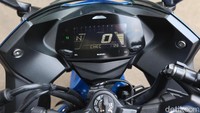 Ketika berbicara fitur di Suzuki Gixxer SF 250 ini tak banyak yang bisa dibanggakan. Gixxer SF 250 ini masih mengandalkan kunci konvensional, padahal adik-adiknya alias GSX 150 series sudah mengusung kunci model keyless. Namun Suzuki Gixxer SF 250 ini sudah dibekali dengan layar instrumen kluster digital, lampu utama dan lampu berhenti yang LED, hingga fitur keselamatan ABS dua channel. Foto: Grandyos Zafna