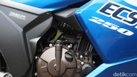 Suzuki menanamkan mesin SOHC silinder tunggal yang punya karakter overbore. Mesin berkapasitas 249 cc-nya ini dibekali dengan piston berdiameter 76 mm dan jarak langkah 54,9 mm. Khas Suzuki, mesin overbore-nya ini tentu berkarakter. Foto: Grandyos Zafna