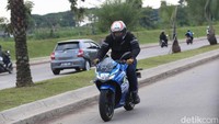 Suzuki menjual Gixxer SF 250 ini dalam satu tipe, namun ada tiga pilihan warna yakni Blue seperti yang dites oleh detikOto, Blue Silver, hingga Matt Black. Untuk harganya, dilansir dari laman resmi Suzuki Indonesia, per Februari 2022 ini harga Suzuki Gixxer SF 250 adalah Rp 49,3 juta dalam status On the Road Jakarta. Foto: Grandyos Zafna