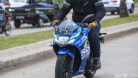 Suzuki Gixxer SF 250 hadir dengan jok yang tebal, posisi setang yang cukup tinggi, dan footstep yang tak terlalu mundur. Pertama kali duduk di Gixxer SF 250 ini, rasanya benar-benar beda dari motor sport fairing lainnya. Racikan sasis model ini membuat Suzuki Gixxer SF 250 sangat pas untuk harian, hingga touring jarak jauh sekalipun. Duduk terasa nyaman berkat jok yang tebal, tangan pun tak pegal karena setang yang tinggi. Foto: Grandyos Zafna