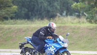 Meski ketika dibawa merayap atau digeser saat parkir, bobotnya yang 161 kg ini terasa menjengkelkan, Suzuki Gixxer SF 250 ini sangat nurut ketika sudah berjalan. Meliak-liuk hingga bermanuver rasanya asyik. Namun ketika dibawa bermanuver terlalu liar atau belok dalam kecepatan yang tinggi, suspensi dari Gixxer SF 250 ini terasa kurang pas. Setelannya yang empuk, membuat motor serasa mengayun ketika belok dalam kecepatan tinggi. Foto: Grandyos Zafna