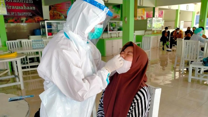 Swab murid SMAN 1 Bantul, Kamis (24/2/2022).