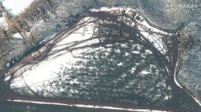 Tangkapan Satelit Saat Rusia Kerahkan Pasukan dan Artileri ke Perbatasan Ukraina This Wednesday, Feb. 23, 2022, satellite image provided by Maxar Technologies shows artillery, troops and logistics deployment near the town of Malakeevo, northeast of Valuyki, Russia, approximately 20 miles north of the border with Ukraine. (Satellite image Β©2022 Maxar Technologies via AP)