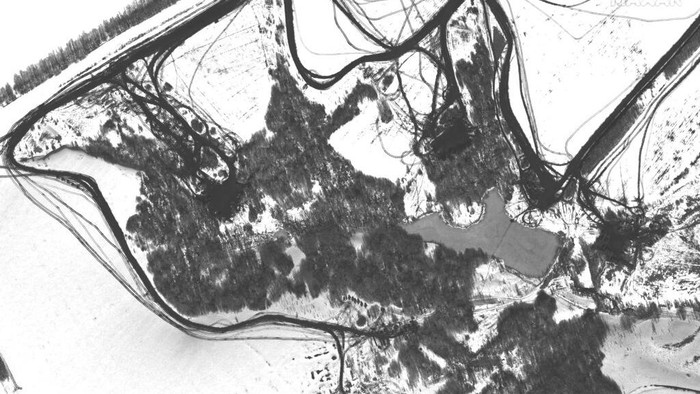 Tangkapan Satelit Saat Rusia Kerahkan Pasukan dan Artileri ke Perbatasan Ukraina This Wednesday, Feb. 23, 2022, satellite image provided by Maxar Technologies shows artillery, troops and logistics deployment near the town of Malakeevo, northeast of Valuyki, Russia, approximately 20 miles north of the border with Ukraine. (Satellite image Β©2022 Maxar Technologies via AP)