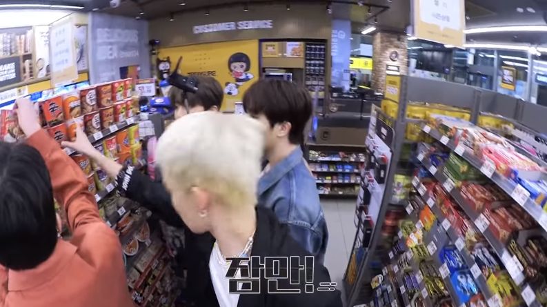 TREASURE Beli Indomie Goreng di Minimarket Korea