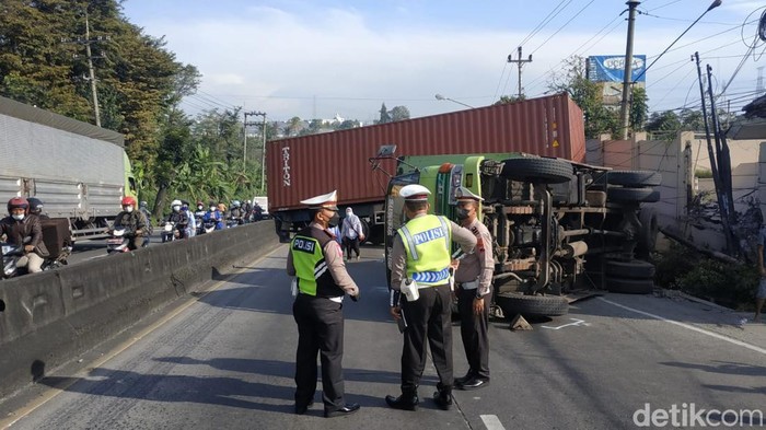 Truk kontainer dan truk box melintang menghalangi jalan di tanjakan Cimory, Bawen, Kab Semarang, Kamis (24/2/2022).