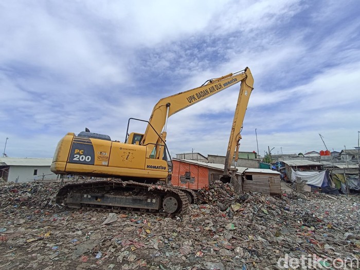 Tumpukan sampah mencemari lokasi proyek tanggul laut raksasa (giant sea wall) di Kalibaru, Cilincing, Jakut (Wildan N/detikcom) Tumpukan sampah mencemari lokasi proyek tanggul laut raksasa (giant sea wall) di Kalibaru, Cilincing, Jakut (Wildan N/detikcom)