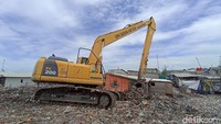 Ekskavator dikerahkan untuk mengangkat sampah dari lokasi ini. Tumpukan sampah ini berada di dekat proyek Proyek Pengembangan Terpadu Pesisir Ibu Kota Negara (PTPIN) atau National Capital Integrated Coastal Development (NCICD). (Wildan N/detikcom)