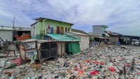 Pantauan detikcom, terlihat sampah yang menggunung dan membentang di pinggir laut. Tampak tumpukan sampah berdampingan dengan permukiman warga.