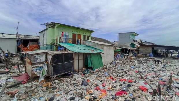 Tumpukan sampah mencemari lokasi proyek tanggul laut raksasa (giant sea wall) di Kalibaru, Cilincing, Jakut (Wildan N/detikcom) Tumpukan sampah mencemari lokasi proyek tanggul laut raksasa (giant sea wall) di Kalibaru, Cilincing, Jakut (Wildan N/detikcom)