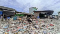 Sampah tersebut menghampar sekitar sepanjang 400 meter. Sampah menumpuk tersebut juga mengeluarkan aroma bau busuk yang menyengat hidung meski sudah memakai masker.