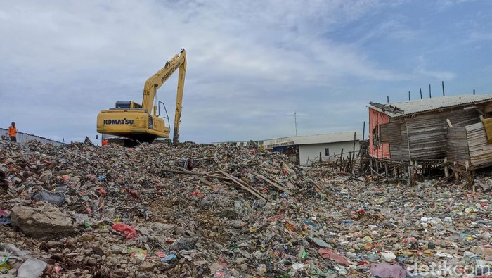 Tumpukan sampah mencemari lokasi proyek tanggul laut raksasa (giant sea wall) di Kalibaru, Cilincing, Jakut (Wildan N/detikcom)