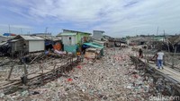 Sampah mana aja masuk ke sini, ada sampah Tanah Merdeka, Gang Macan, pasar, pada masuk ke sini. Ini kan dari mana-mana, karena orang yang buah sampahnya itu dibayar katanya, mereka buang sampahnya ke sini, keluh warga bernama Eka.