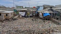 Eka mengatakan dalam sehari sekitar kurang lebih 50 truk membuang sampah ke sana. Dia mengatakan, warga sebelumnya sempat mengeluhkan kondisi tersebut ke kelurahan setempat.