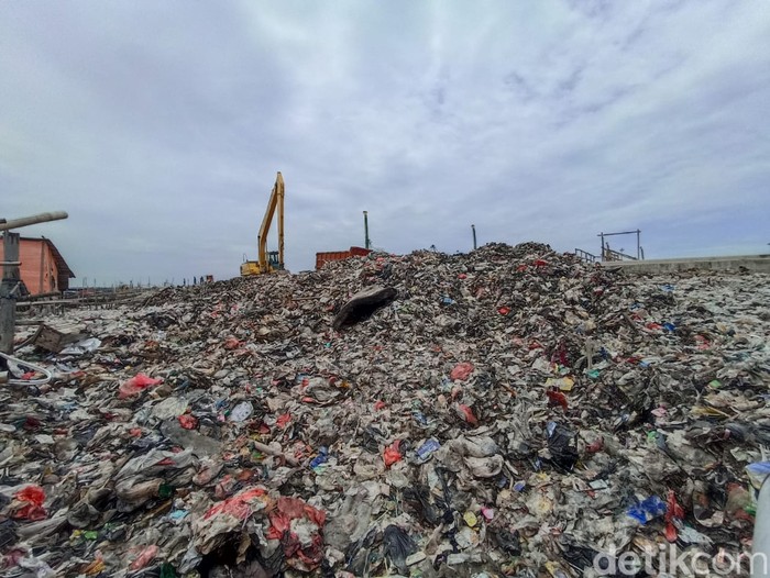 Tumpukan sampah mencemari lokasi proyek tanggul laut raksasa (giant sea wall) di Kalibaru, Cilincing, Jakut (Wildan N/detikcom) Tumpukan sampah mencemari lokasi proyek tanggul laut raksasa (giant sea wall) di Kalibaru, Cilincing, Jakut (Wildan N/detikcom)
