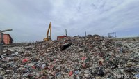 Sampah menumpuk di dekat lokasi proyek giant sea wall Jakarta. Warga menyebut kondisi ini sudah berlangsung sejak 2018 atau sekitar empat tahun.