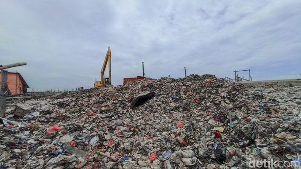 Tumpukan sampah mencemari lokasi proyek tanggul laut raksasa (giant sea wall) di Kalibaru, Cilincing, Jakut (Wildan N/detikcom) Tumpukan sampah mencemari lokasi proyek tanggul laut raksasa (giant sea wall) di Kalibaru, Cilincing, Jakut (Wildan N/detikcom)