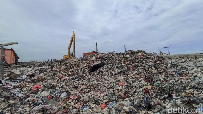 Tumpukan sampah mencemari lokasi proyek tanggul laut raksasa (giant sea wall) di Kalibaru, Cilincing, Jakut (Wildan N/detikcom)