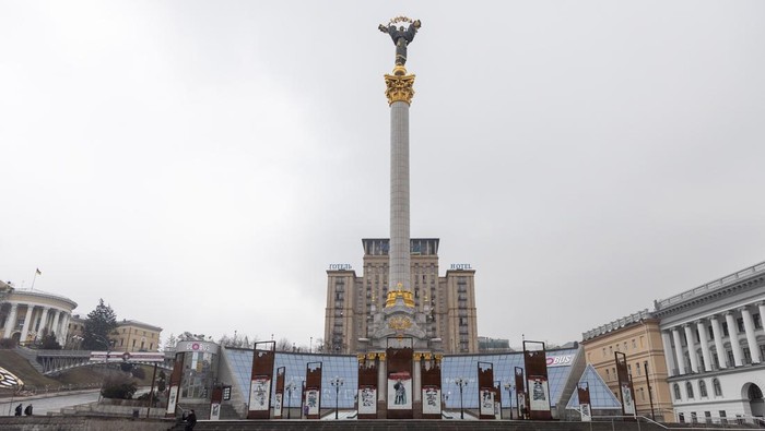 KRAMATORSK, UKRAINE - FEBRUARY 24: A woman waits to cross a street on February 24, 2022 in Kramatorsk, Ukraine. Overnight, Russia began a large-scale attack on Ukraine, with explosions reported in multiple cities and far outside the restive eastern regions held by Russian-backed rebels. (Photo by Anastasia Vlasova/Getty Images)