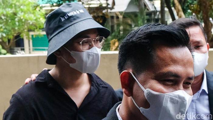 Indra Kenz memenuhi panggilan Bareskrim Polri terkait investasi bodong aplikasi Binomo. Indra Kenz datang tidak lama setelah diumumkan menjadi tersangka.