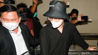 Indra Kenz diduga telah melanggar pasal terkait tindak pidana pencucian uang (TPPU) dan penyebaran berita bohong. Pasal tersebut sesuai dengan pelaporan 8 orang yang mengaku sebagai korban aplikasi Binomo.