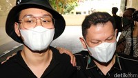 Indra Kenz yang memakai setelan warna hitam terdiam saat menyambangi Bareskrim Polri. 