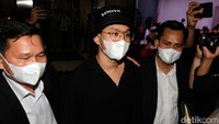 Indra tiba di Bareskrim Polri pukul 13.12 WIB. Dia terlihat didampingi kuasa hukumnya, Wardaniman Larossa.