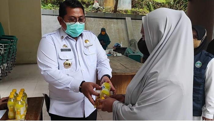 Vaksinasi berhadiah minyak goreng di Parepare.