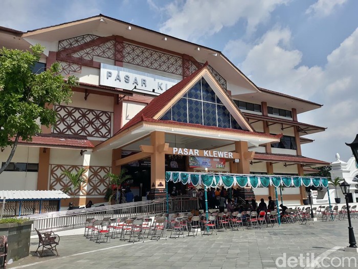 Vaksinasi booster di Pasar Klewer, Kamis (24/2/2022).