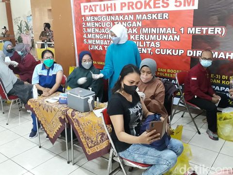 Vaksinasi booster di Pasar Klewer, Kamis (24/2/2022).