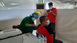 PT Jakarta Industrial Estate Pulogadung (JIEP) kembali menggelar Sentra Vaksinasi Booster. target penerima vaksin sebanyak 1.000 orang per harinya.