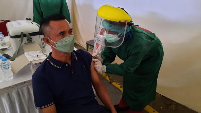 PT Jakarta Industrial Estate Pulogadung (JIEP) kembali menggelar Sentra Vaksinasi Booster. target penerima vaksin sebanyak 1.000 orang per harinya.