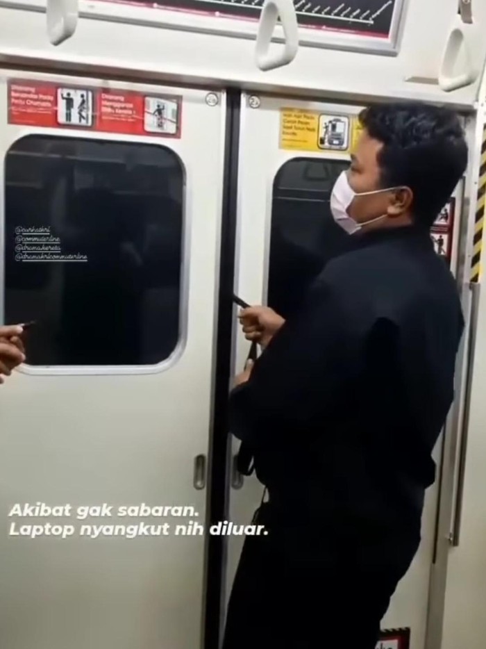 Video viral penumpang di dalam gerbong KRL, tapi tasnya berada di luar gerbong (tangkapan layar instagram @lensa_berita_jakarta)