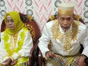 Usia Senja Tak Halangi Cinta Kakek-Nenek di Bone Lanjut Pelaminan