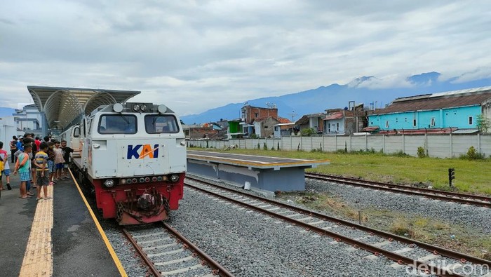 Warga ikut uji coba Kereta Api Garut-Cibatu