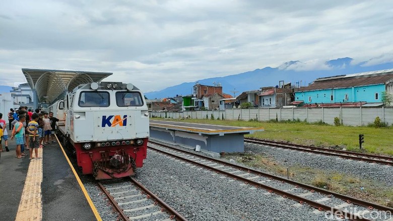 Warga ikut uji coba Kereta Api Garut-Cibatu Warga ikut uji coba Kereta Api Garut-Cibatu
