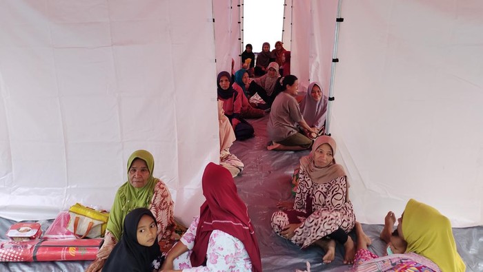 Warga terdampak pergerakan tanah di Kampung Cihuni, Desa Curug Panjang, Kecamatan Cikulur, mengungsi. (Foto: Fathul Rizkoh/detikcom)