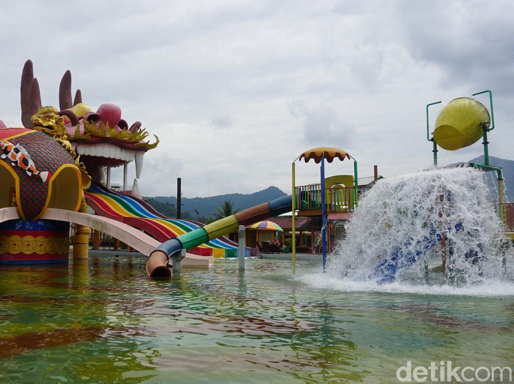 Waterboom Taman Cinta, Tempat Main Air yang Segar di Singkawang