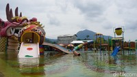 Sebelum diubah jadi waterboom, daerah ini dulunya dipenuhi lubang bekas tambang emas. Namun oleh sang pemilik, Sento Tanoro, lubang-lubang itu disulap jadi kolam renang seperti sekarang. (Wahyu Setyo Widodo/detikTravel)