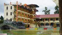 Selain ada kolam renang, destinasi ini juga dilengkapi penginapan. Tarifnya Rp 400 ribuan per malam. Saat momen liburan, tempat ini selalu ramai dan habis dipesan. Tamu hotel bisa puas berenang di kolam renang Taman Cinta. (Wahyu Setyo Widodo/detikTravel)