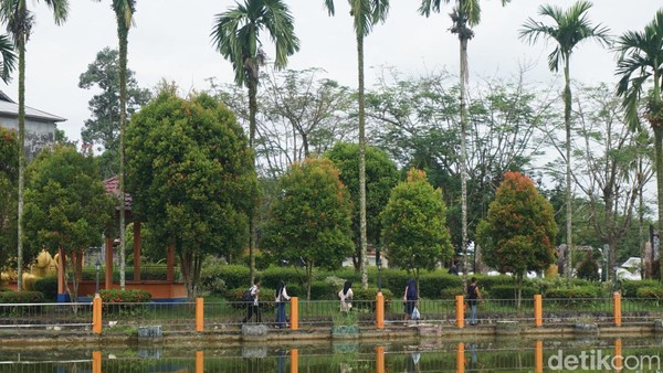 Traveler yang mau berenang dan berwisata di Taman Cinta harga tiket masuknya Rp 40.000 per orang. Waterboom ini buka dari jam 07.00 pagi sampai 18.00 WIB. (Wahyu Setyo Widodo/detikTravel)