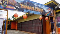 Singkawang tak cuma punya vihara saja, tapi wisata waterboom juga ada. Waterboom Taman Cinta, begitu warga Singkawang mengenal destinasi ini. Lokasinya ada di Jalan Raya Pajintan, Singkawang Timur, Singkawang. (Wahyu Setyo Widodo/detikTravel)
