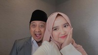 Bukti kedekatan Wirda Mansur dan sang ayah. Keduanya tampak kompak berpose bersama. Foto: Instagram @wirda_mansur