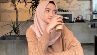 Lewat akun Instagram @wirda_mansur, Wirda sering membagikan momennya nongkrong di sebuah kafe sambil minum es kopi susu. Foto: Instagram @wirda_mansur